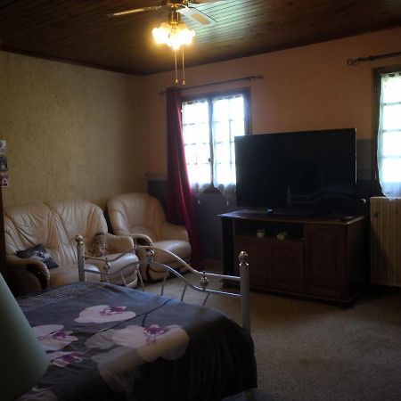 Au Jardin Fleuri Bed & Breakfast Secondigny ภายนอก รูปภาพ