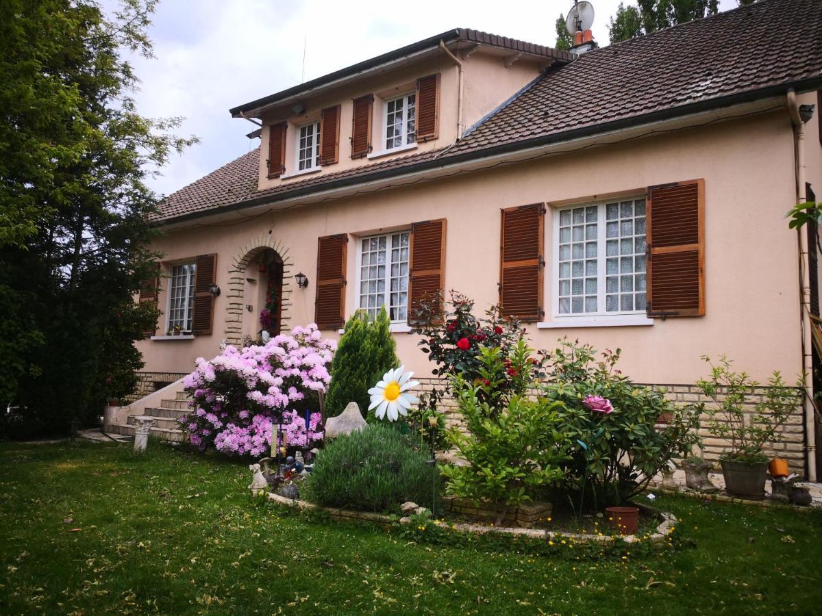 Au Jardin Fleuri Bed & Breakfast Secondigny ภายนอก รูปภาพ